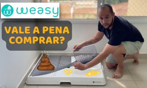 um homem mostrando o banheiro automático para cachorro chamado weasy. Comprei o WEASY e Veja o Que Aconteceu! Minha Experiência Real com o Banheiro Higiênico para Cães